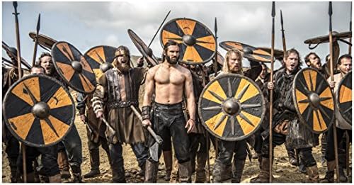 Викинзите Торбирн Хар и Клив Стенден држат штитови и мечеви високо подготвени за борба против 8 x 10 фотографија