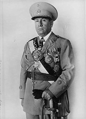 Гроздобер фотографија на портрет на генералот Мануел А. Одриа.