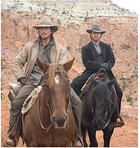 3:10 до Јума Кристијан Бејл и Расел Кроу кои седат на коњи кои гледаат на страната 8 x 10 фотографија